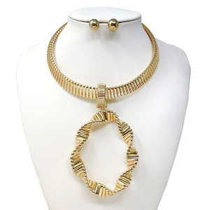 GOLD CHOKER NECKLACE SET TEXTURED PENDANT ( 10728 G )