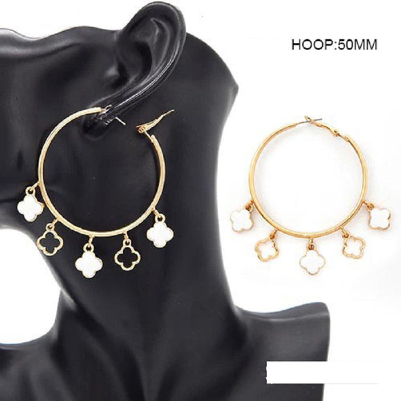 QUATREFOIL CHARM DANGLING HOOP EARRINGS ( 3517 GDWHT )