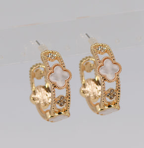 GOLD WHITE QUATREFOIL HOOP EARRINGS ( 5670 GLWHT )