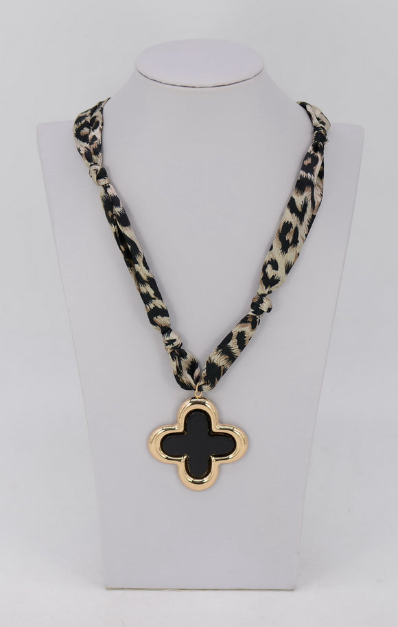 BLACK WHITE QUATREFOIL NECKLACE ( 1642 BWBLK )