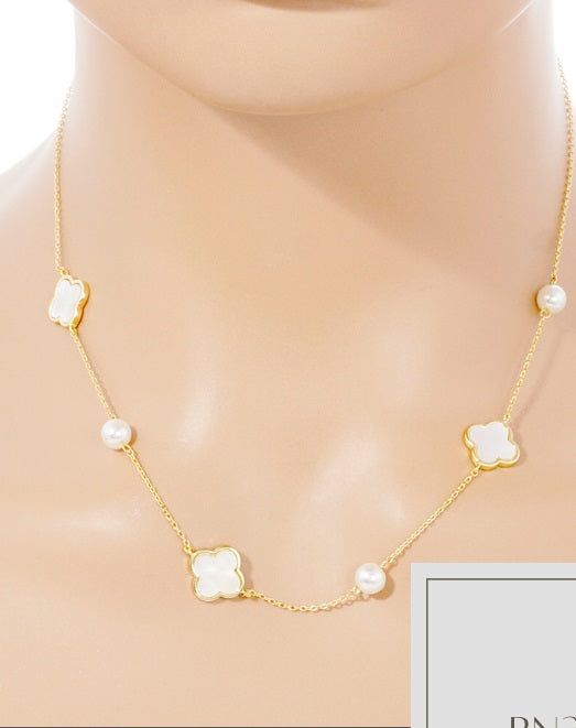 GOLD DIPPED NECKLACE CREAM PEARL WHITE QUATREFOIL ( 2898 G )