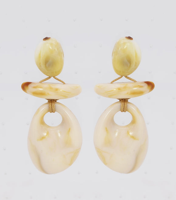WHITE CHUNKY RESIN EARRINGS ( 2578 IVY )