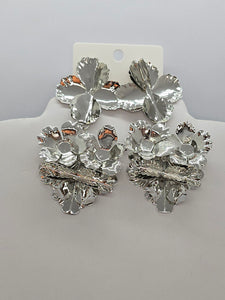 DANGLING SILVER METAL FLOWER EARRINGS ( 242442 S )