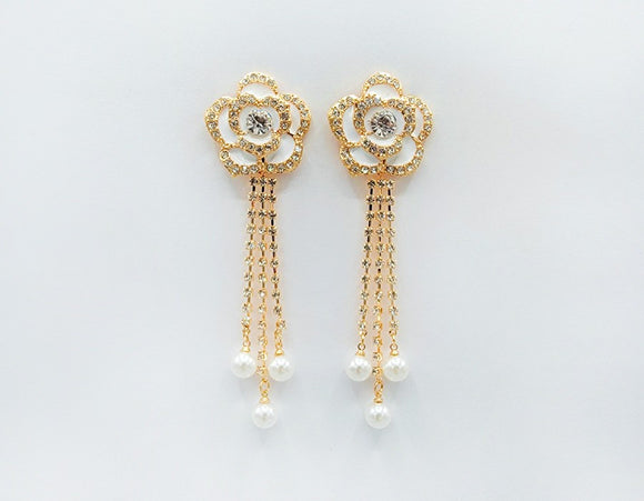 GOLD WHITE DANLGING FLOWER EARRINGS CLEAR STONES WHITE PEARLS ( 2629 GDWHT )