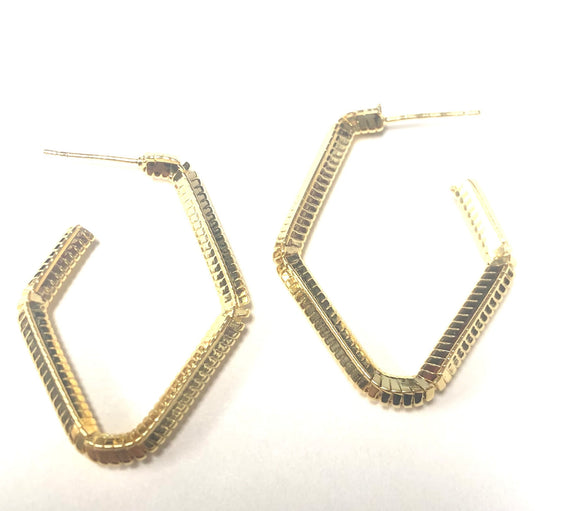 GOLD TEXTURED DIAMOND SHAPE EARRINGS ( 00050 G )