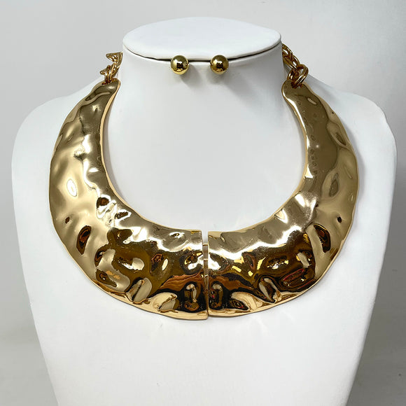 GOLD HAMMERED METAL BIB NECKLACE SET ( 10508 G )