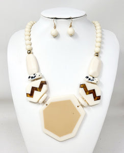 CREAM STATEMENT RESIN NECKLACE SET ( 11168 GIV )