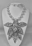 SILVER WHITE PEARL NECKLACE LEAF ( 11230 RWH )
