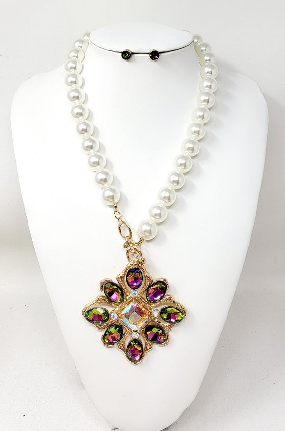 GOLD CREAM PEARL NECKLACE VITRAIL OIL SPILL STONES PENDANT ( 31037 GGT )
