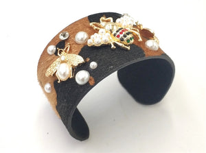 BROWN ANIMAL PRINT CUFF BANGLE BEE PEARLS ( 1123 GDBRBK )