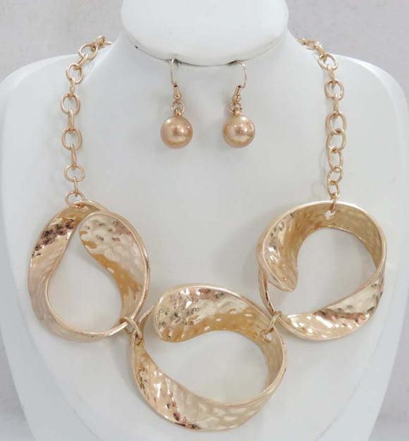 GOLD METAL HAMMERED NECKLACE ( 5344 G )