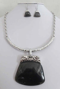 SILVER METAL NECKLACE SET BLACK STONES ( 3946 BK ) - Ohmyjewelry.com