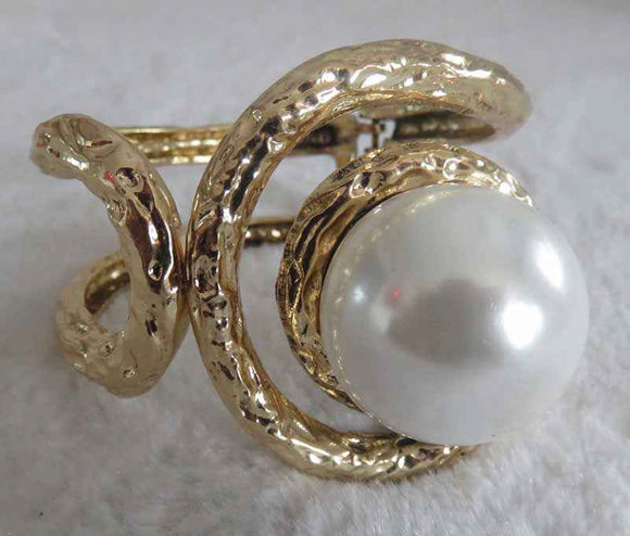 GOLD BANGLE WITH CREAM PEARL ( 722 )