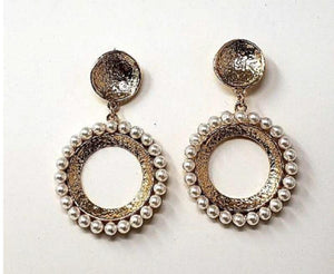 GOLD METAL EARRINGS WHITE PEARLS ( 10019 ) - Ohmyjewelry.com