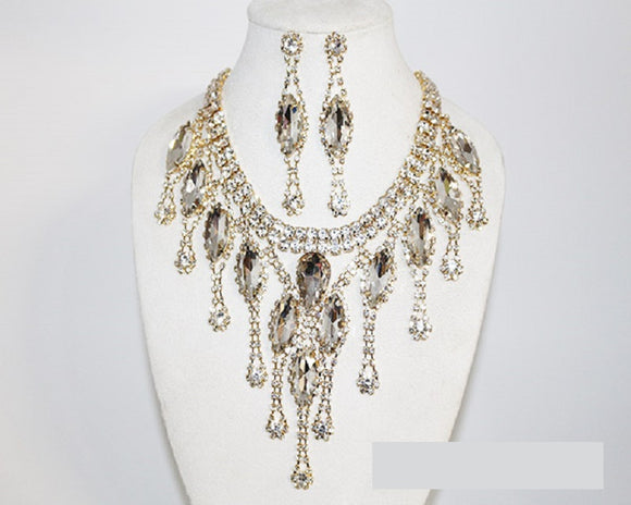 GOLD NECKLACE WITH DANGLING CLEAR STONES AND EARRINGS ( 1015 )