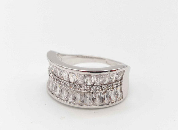 RHODIUM PLATED SILVER RING WITH CLEAR CZ STONES SIZE 9 ( 994 )