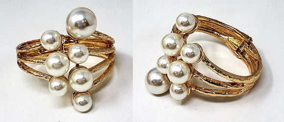 GOLD METAL BANGLE WHITE PEARLS