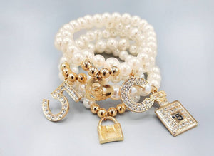 CREAM PEARL STRETCH BRACELETS GOLD CHARMS (MB 1239 CRMP )